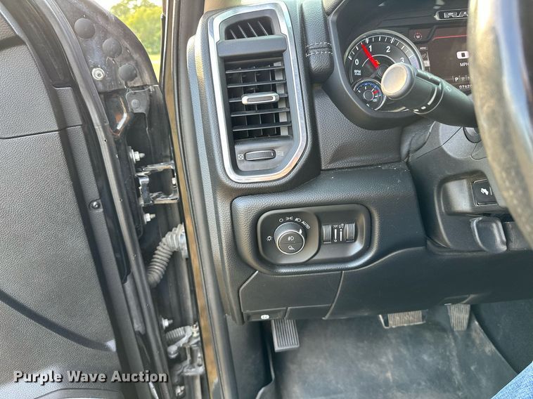 image for item NQ9365 2019 Dodge  Ram 3500 Laramie Crew Cab flatbed pickup truck