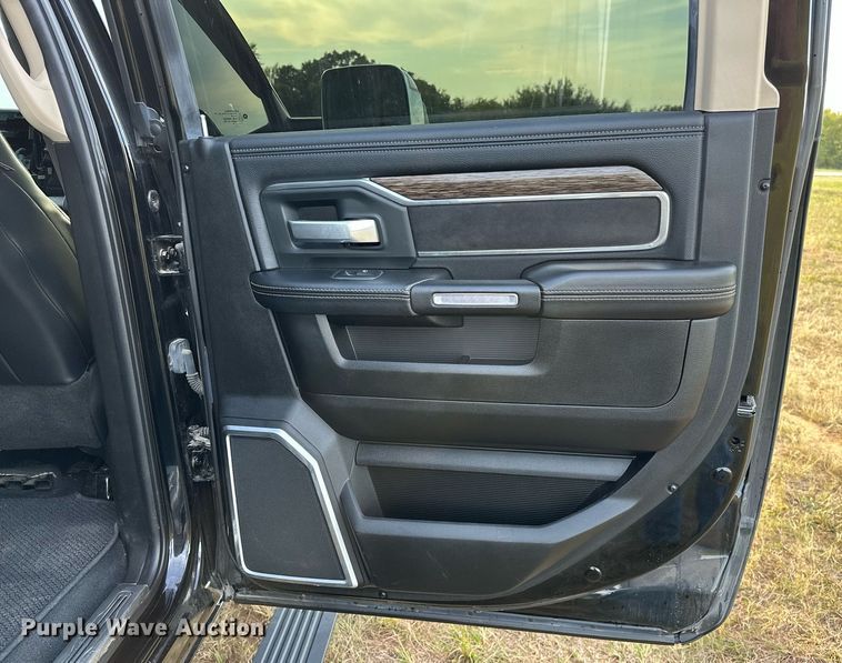 image for item NQ9365 2019 Dodge  Ram 3500 Laramie Crew Cab flatbed pickup truck