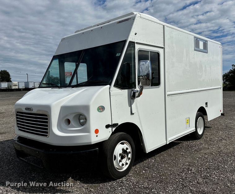 image for item NQ9406 2017 Freightliner MT45  refrigerated delivery truck