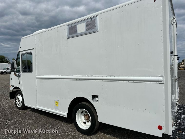 image for item NQ9406 2017 Freightliner MT45  refrigerated delivery truck