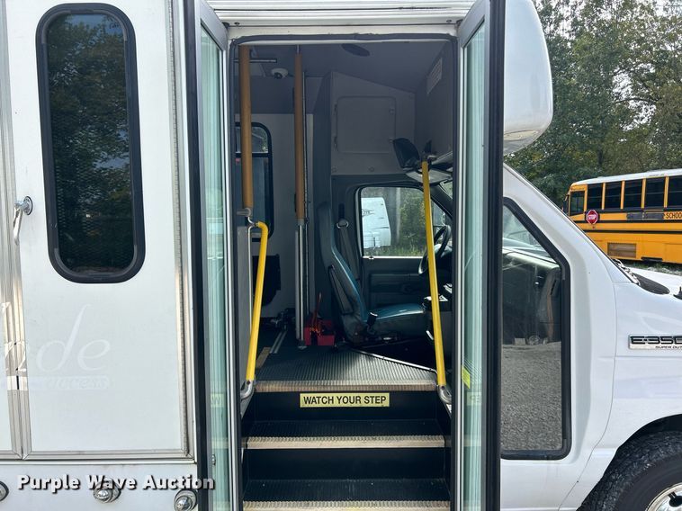 image for item NQ9837 2012 Elkhart  shuttle bus