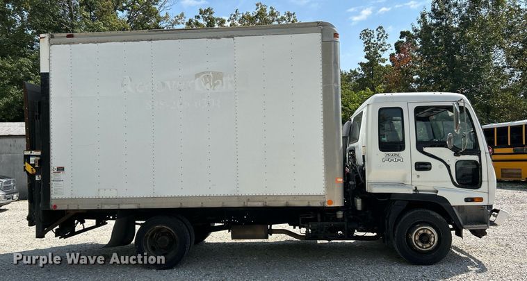 image for item NQ9839 2001 Isuzu FRR  box truck