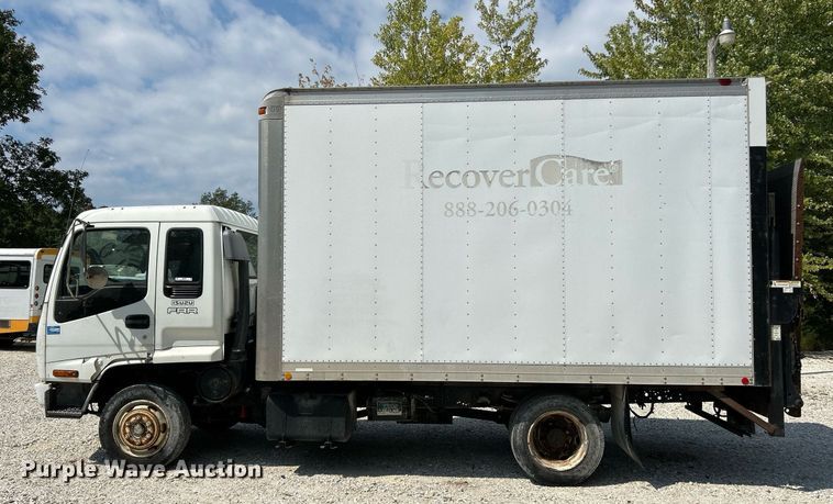 image for item NQ9839 2001 Isuzu FRR  box truck