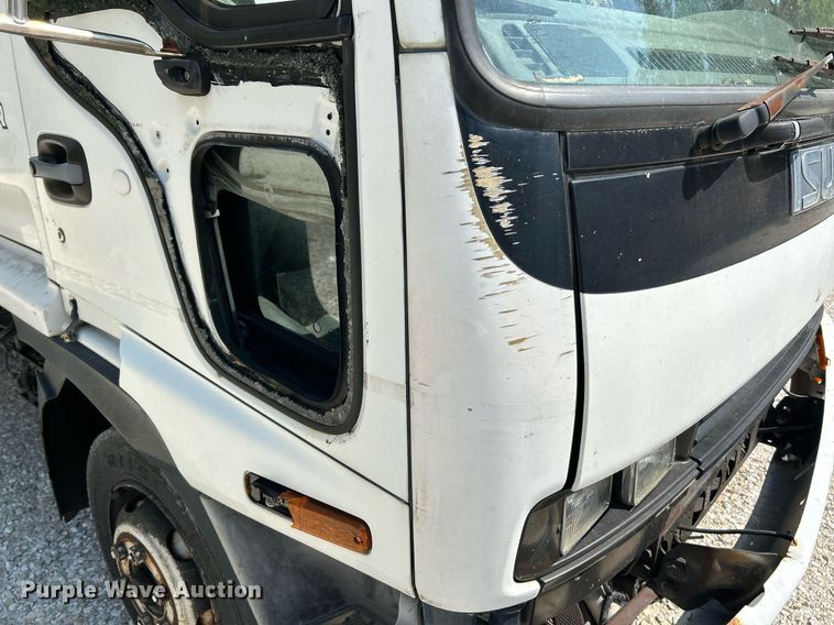 image for item NQ9839 2001 Isuzu FRR  box truck