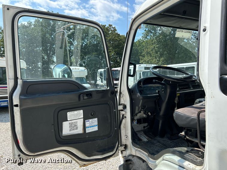 image for item NQ9839 2001 Isuzu FRR  box truck