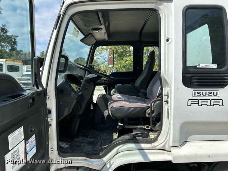 image for item NQ9839 2001 Isuzu FRR  box truck