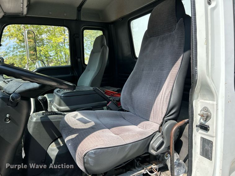 image for item NQ9839 2001 Isuzu FRR  box truck