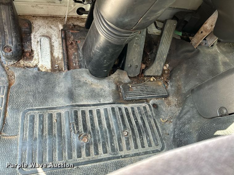 image for item NQ9839 2001 Isuzu FRR  box truck