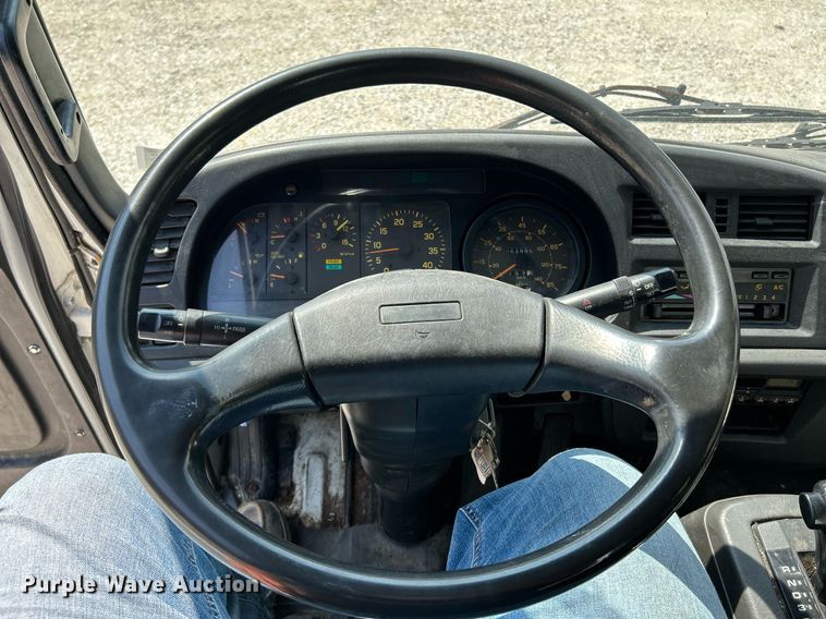 image for item NQ9839 2001 Isuzu FRR  box truck