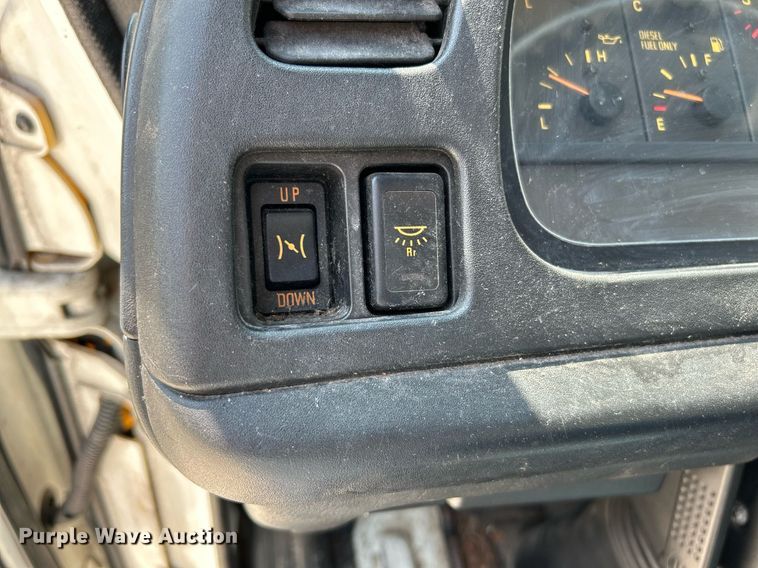 image for item NQ9839 2001 Isuzu FRR  box truck