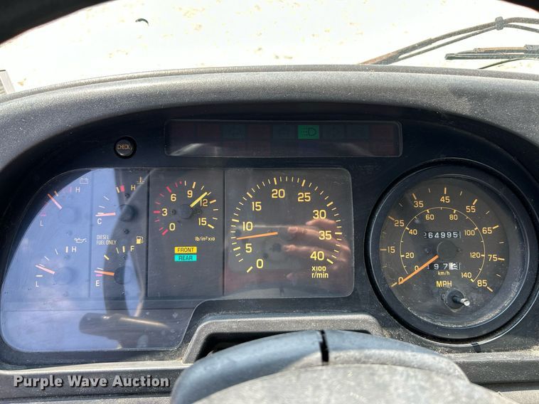 image for item NQ9839 2001 Isuzu FRR  box truck