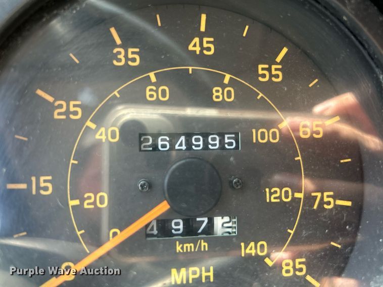 image for item NQ9839 2001 Isuzu FRR  box truck