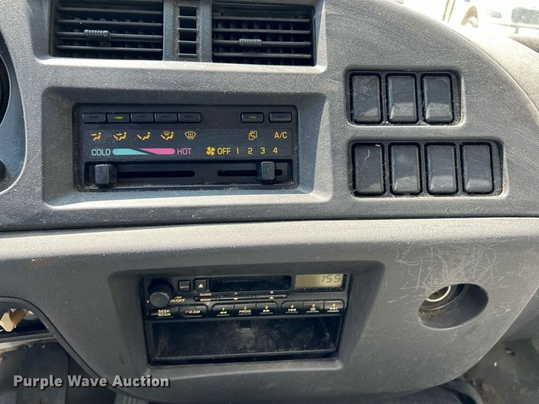 image for item NQ9839 2001 Isuzu FRR  box truck