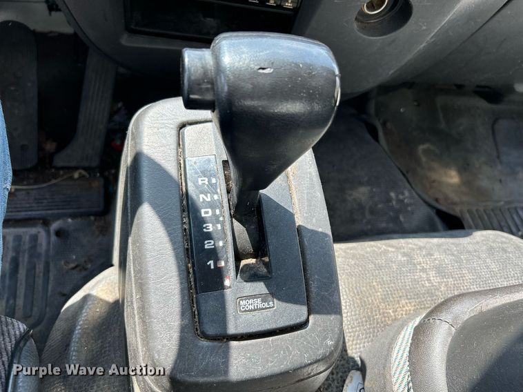 image for item NQ9839 2001 Isuzu FRR  box truck