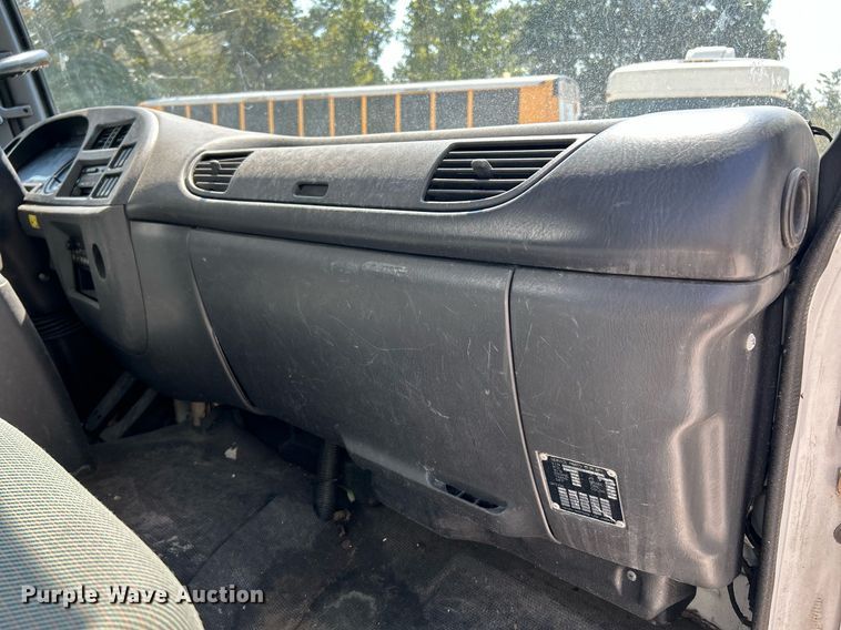 image for item NQ9839 2001 Isuzu FRR  box truck