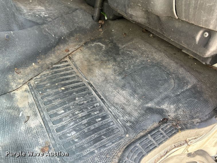 image for item NQ9839 2001 Isuzu FRR  box truck