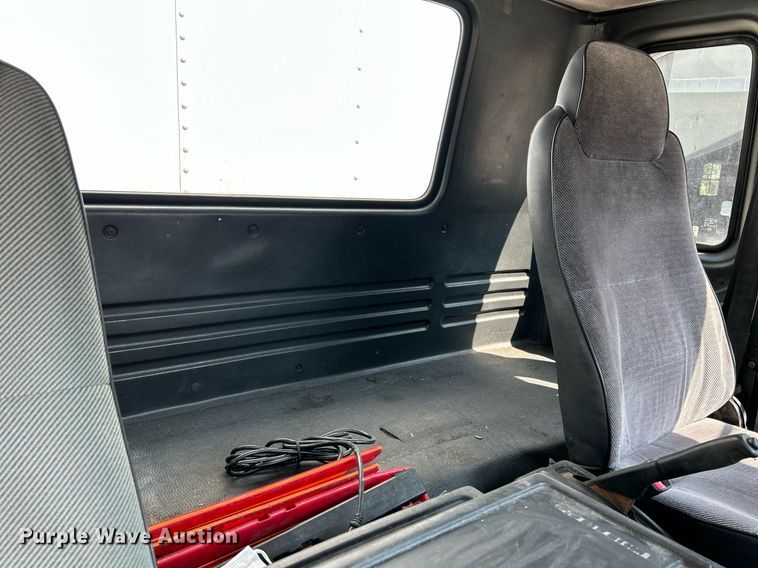 image for item NQ9839 2001 Isuzu FRR  box truck