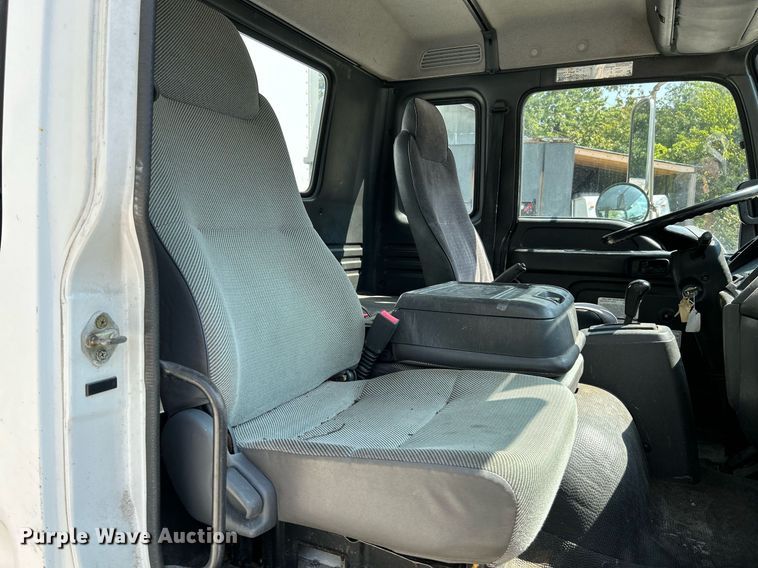 image for item NQ9839 2001 Isuzu FRR  box truck