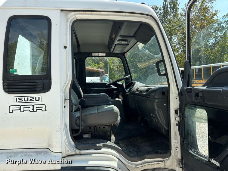 image for item NQ9839 2001 Isuzu FRR  box truck