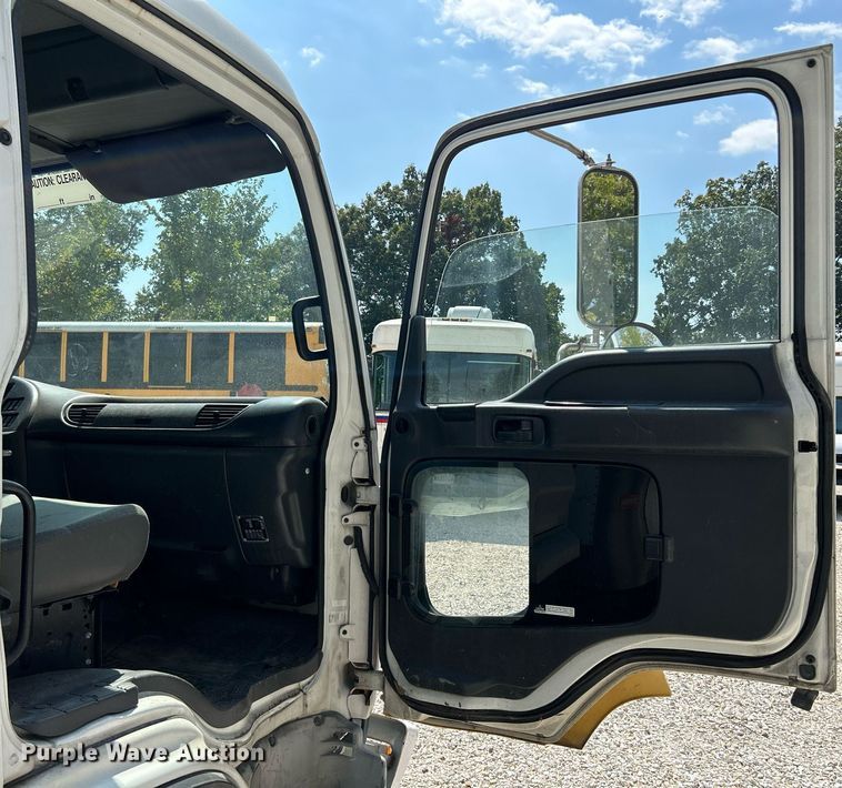 image for item NQ9839 2001 Isuzu FRR  box truck