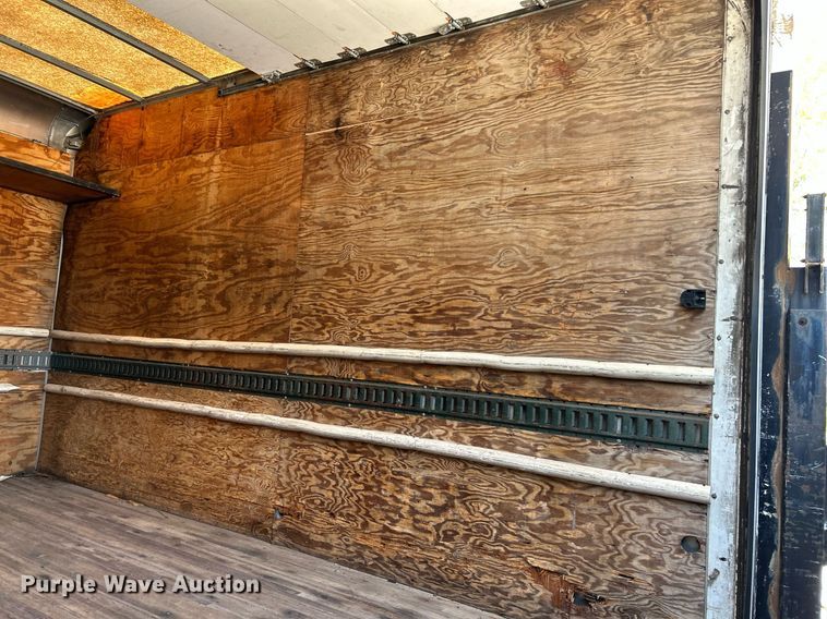 image for item NQ9839 2001 Isuzu FRR  box truck