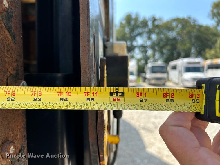 image for item NQ9839 2001 Isuzu FRR  box truck