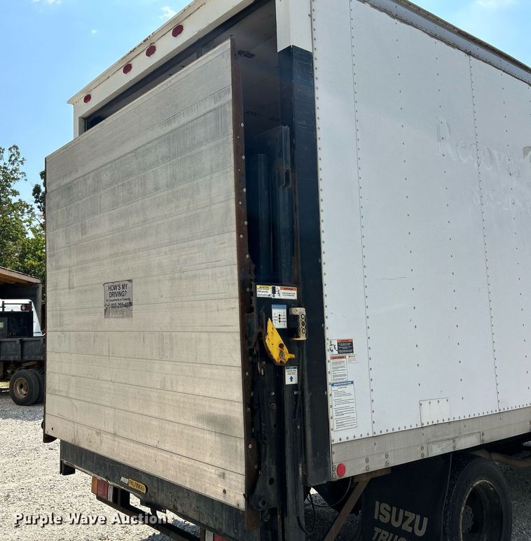 image for item NQ9839 2001 Isuzu FRR  box truck