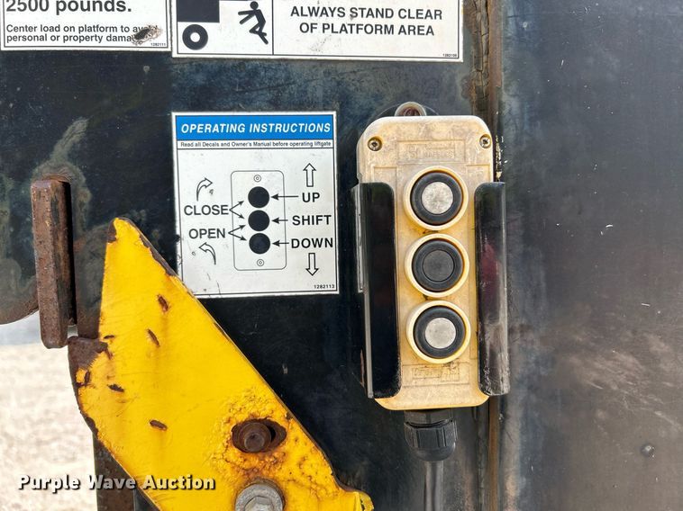 image for item NQ9839 2001 Isuzu FRR  box truck