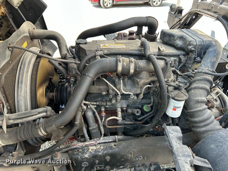 image for item NQ9839 2001 Isuzu FRR  box truck