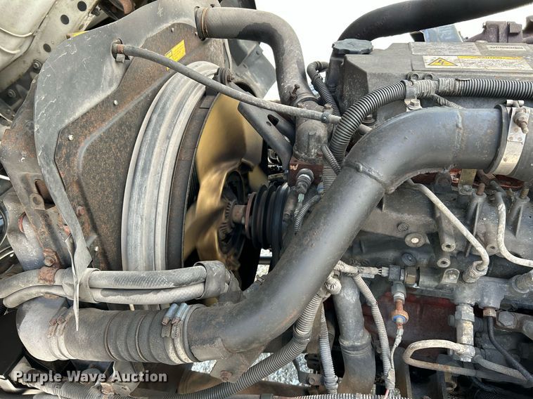 image for item NQ9839 2001 Isuzu FRR  box truck