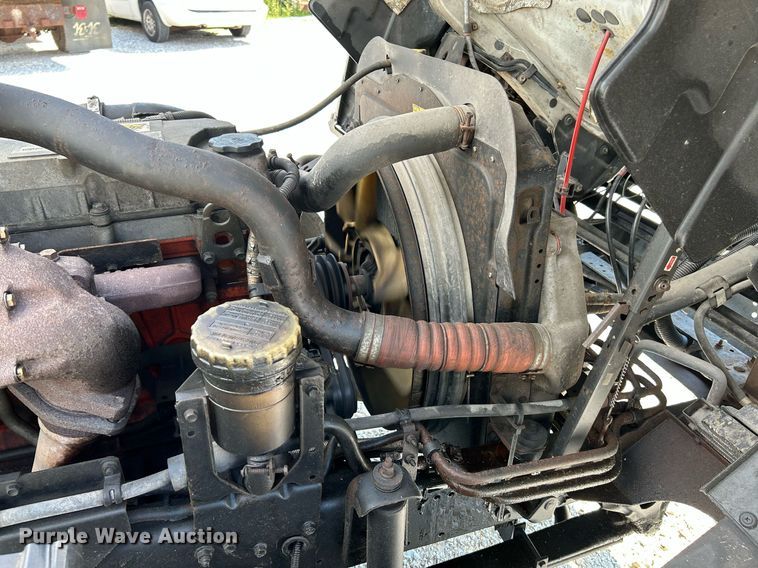 image for item NQ9839 2001 Isuzu FRR  box truck