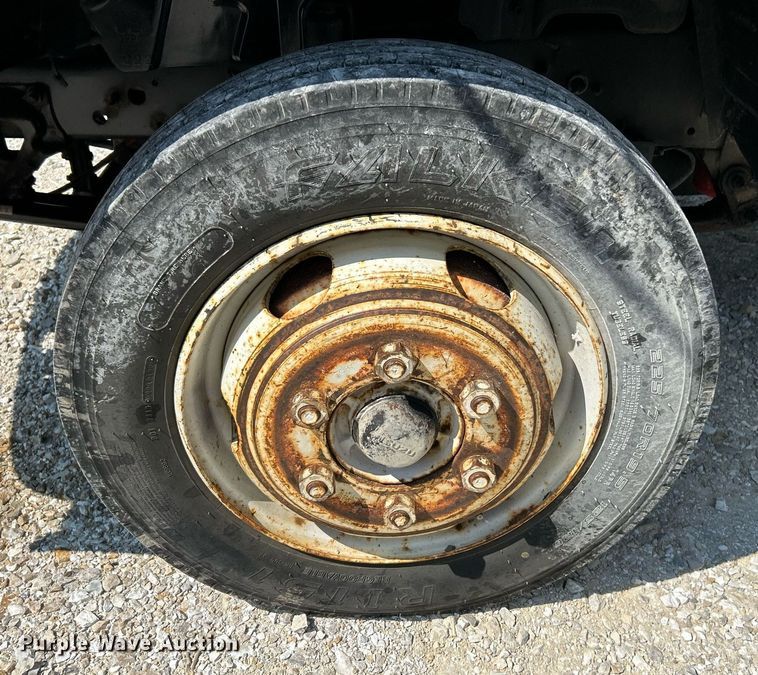 image for item NQ9839 2001 Isuzu FRR  box truck