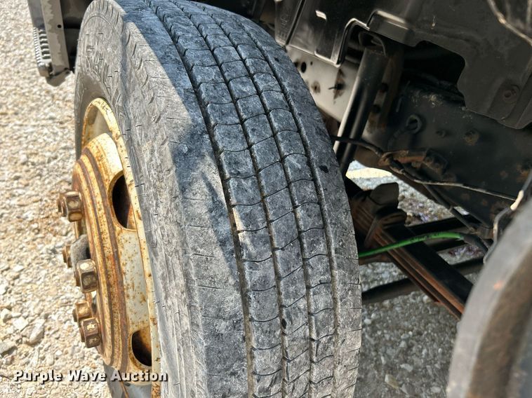 image for item NQ9839 2001 Isuzu FRR  box truck