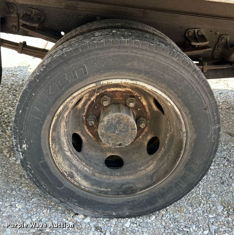 image for item NQ9839 2001 Isuzu FRR  box truck