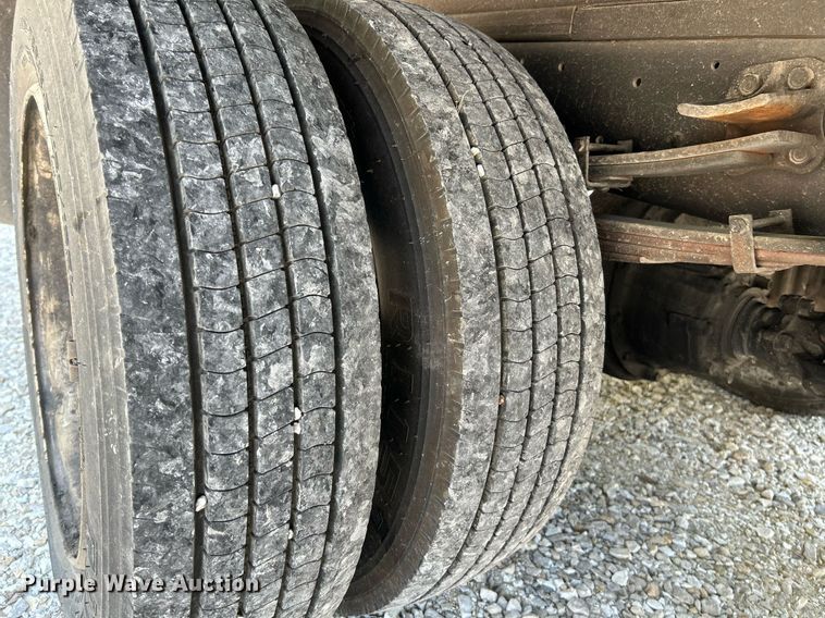 image for item NQ9839 2001 Isuzu FRR  box truck