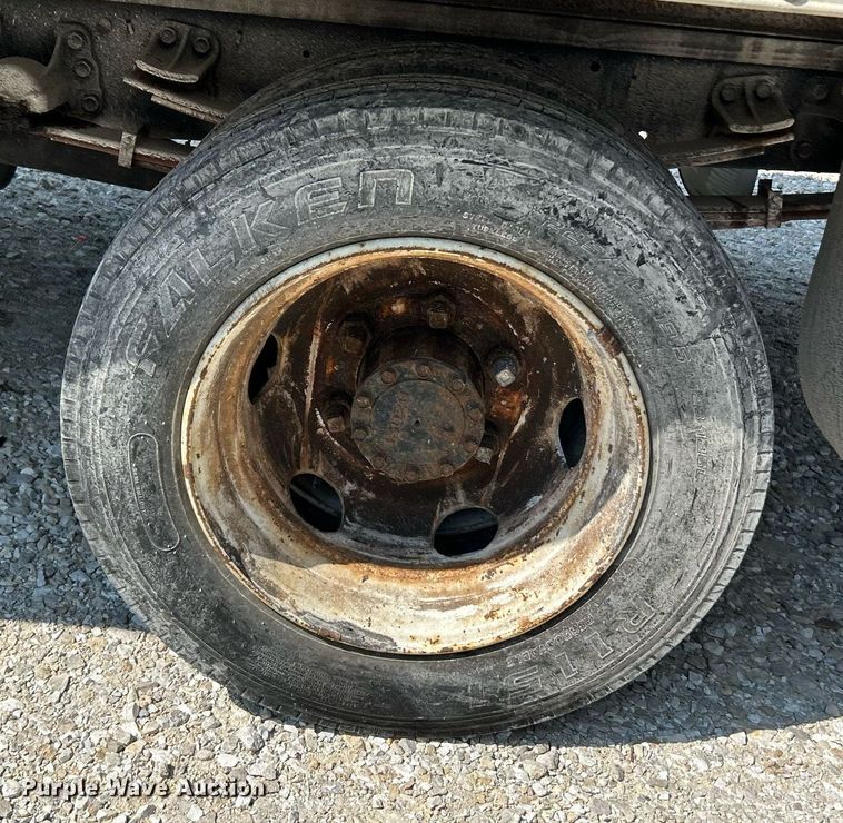 image for item NQ9839 2001 Isuzu FRR  box truck