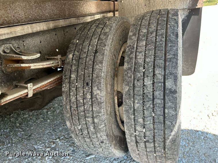 image for item NQ9839 2001 Isuzu FRR  box truck