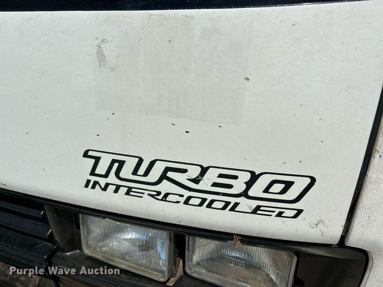 image for item NQ9839 2001 Isuzu FRR  box truck