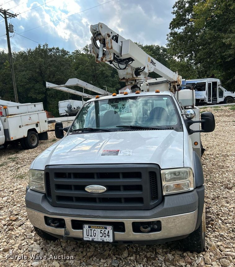 image for item NQ9849 2005 Ford F450 Super Duty XL  bucket truck