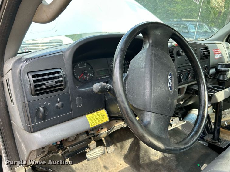 image for item NQ9849 2005 Ford F450 Super Duty XL  bucket truck