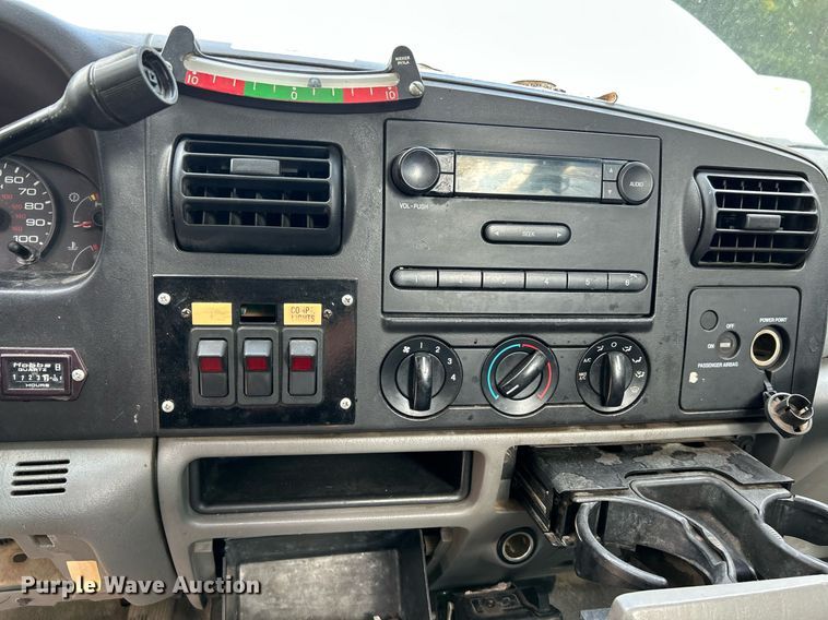 image for item NQ9849 2005 Ford F450 Super Duty XL  bucket truck