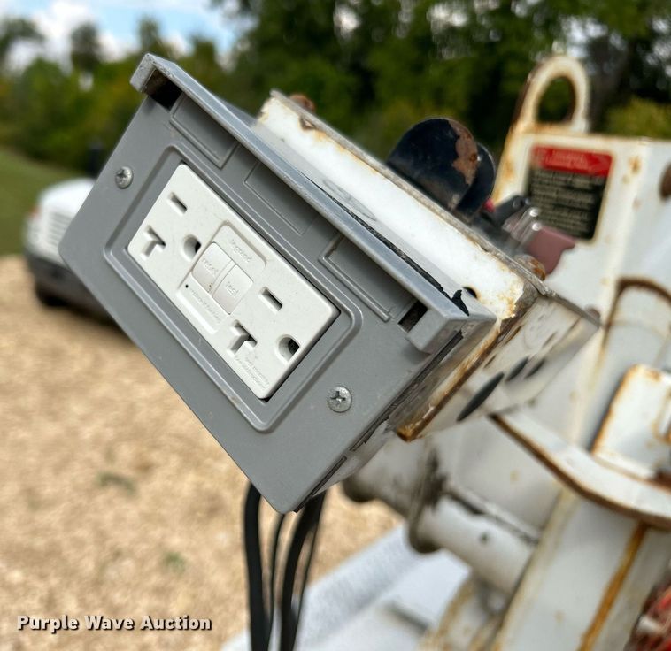 image for item NQ9849 2005 Ford F450 Super Duty XL  bucket truck