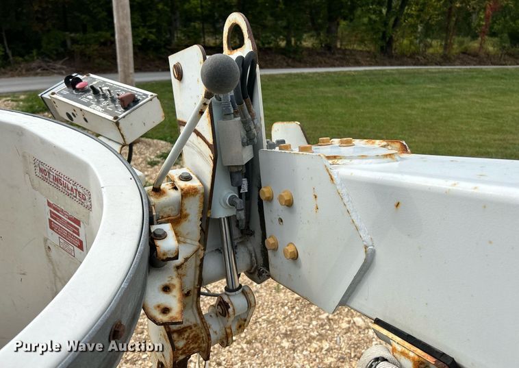 image for item NQ9849 2005 Ford F450 Super Duty XL  bucket truck