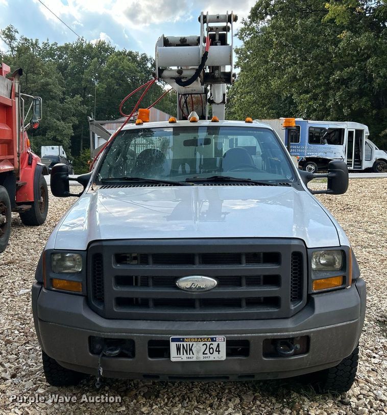 image for item NQ9850 2005 Ford F450 Super Duty XL  bucket truck