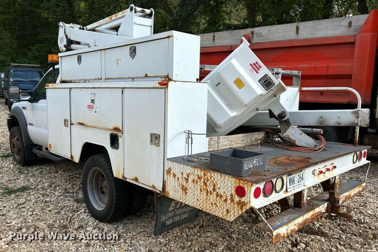 image for item NQ9850 2005 Ford F450 Super Duty XL  bucket truck