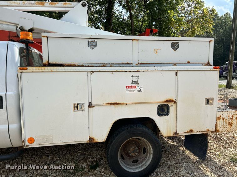 image for item NQ9850 2005 Ford F450 Super Duty XL  bucket truck