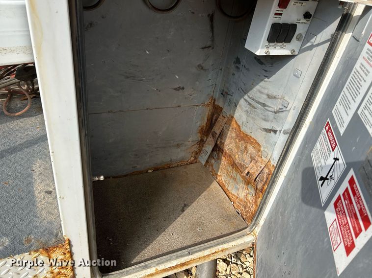 image for item NQ9850 2005 Ford F450 Super Duty XL  bucket truck