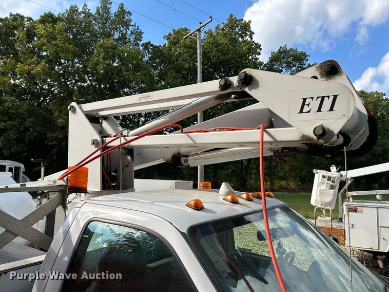 image for item NQ9850 2005 Ford F450 Super Duty XL  bucket truck