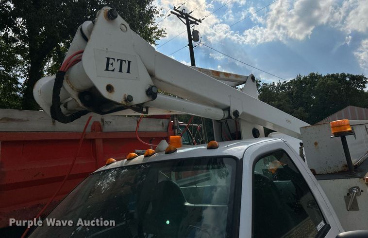 image for item NQ9850 2005 Ford F450 Super Duty XL  bucket truck