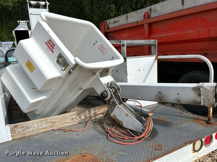 image for item NQ9850 2005 Ford F450 Super Duty XL  bucket truck